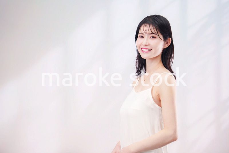 若い女性のビューティーイメージ（シンプル背景）