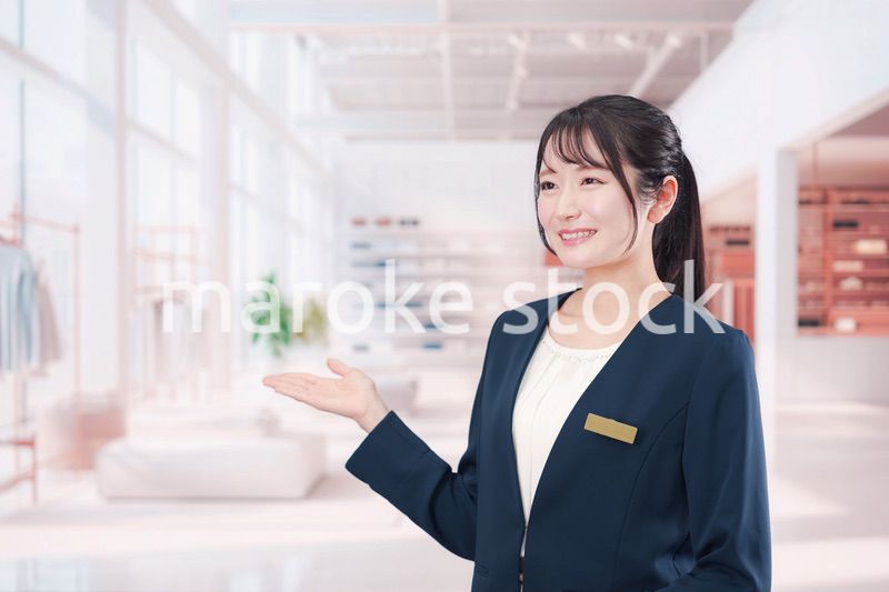 衣料品店で働く若い女性