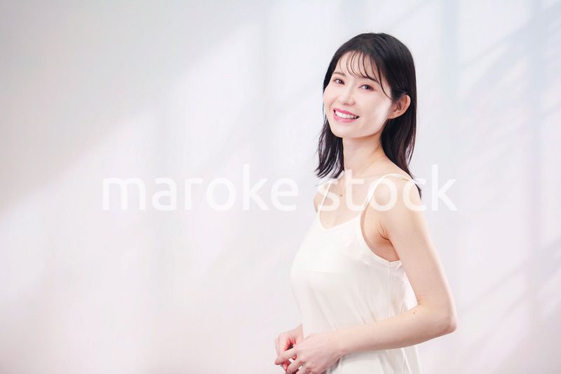 若い女性のビューティーイメージ（シンプル背景）