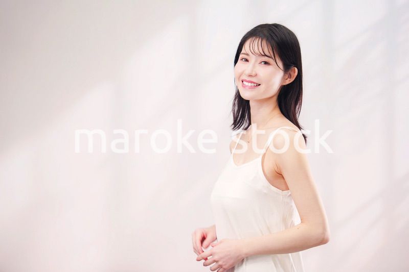 若い女性のビューティーイメージ（シンプル背景）