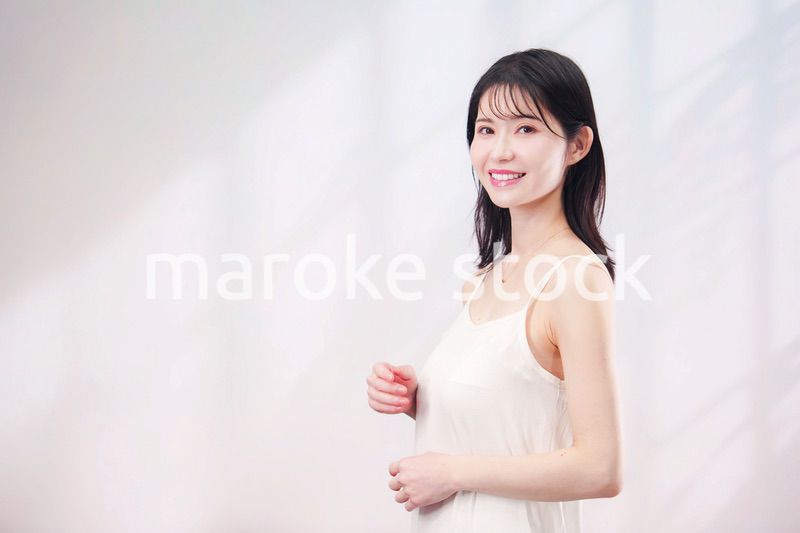 若い女性のビューティーイメージ（シンプル背景）