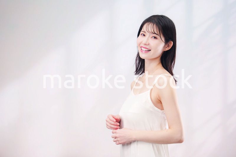 若い女性のビューティーイメージ（シンプル背景）