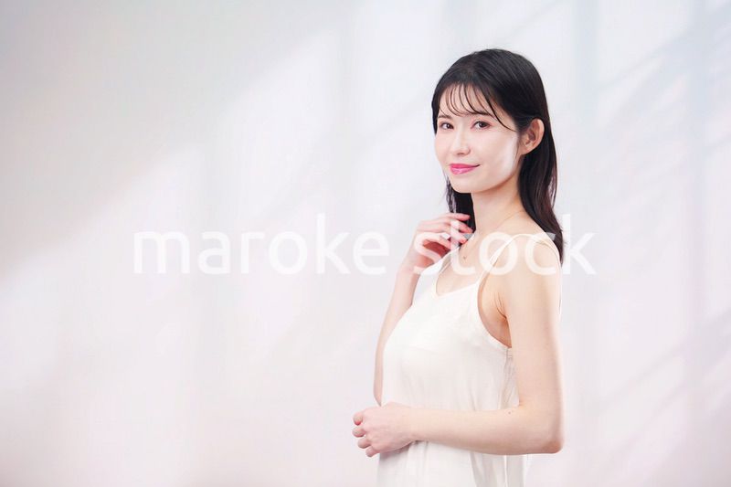若い女性のビューティーイメージ（シンプル背景）