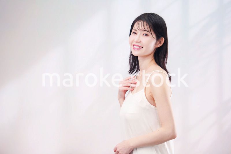 若い女性のビューティーイメージ（シンプル背景）