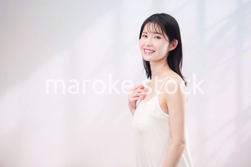 若い女性のビューティーイメージ（シンプル背景）
