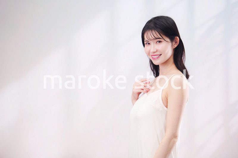 若い女性のビューティーイメージ（シンプル背景）