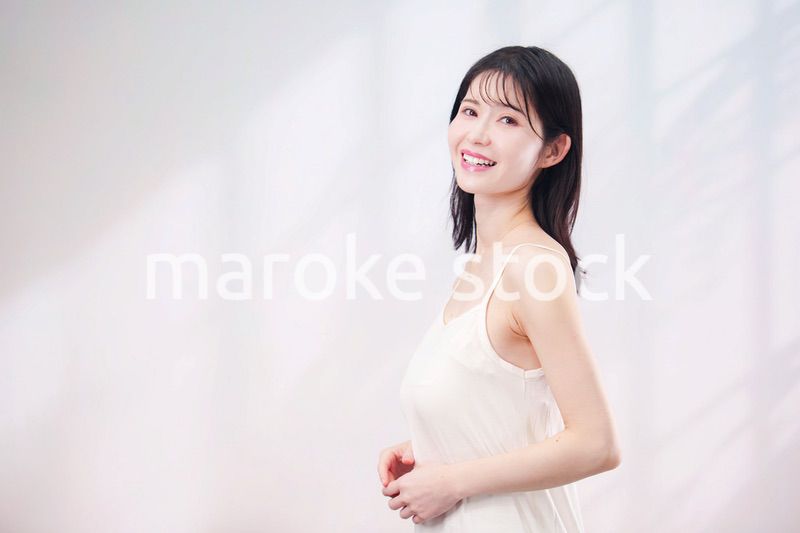若い女性のビューティーイメージ（シンプル背景）
