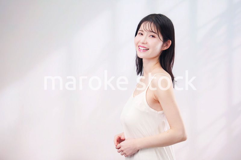 若い女性のビューティーイメージ（シンプル背景）