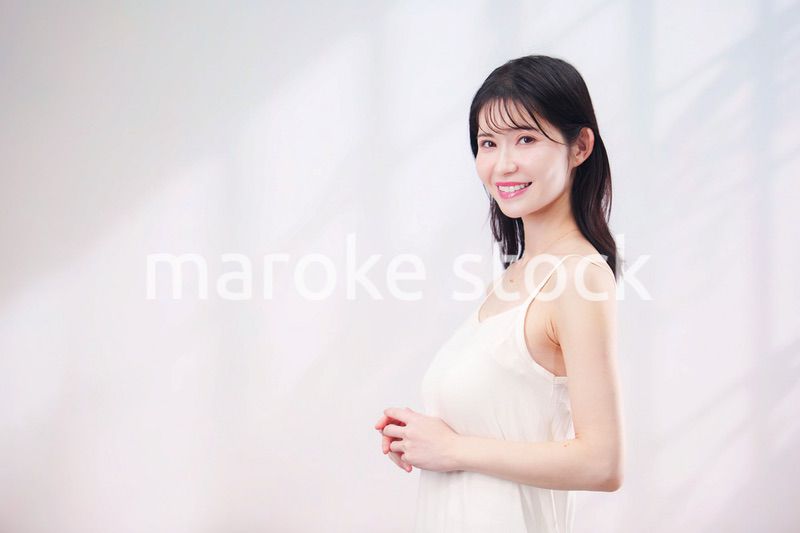 若い女性のビューティーイメージ（シンプル背景）