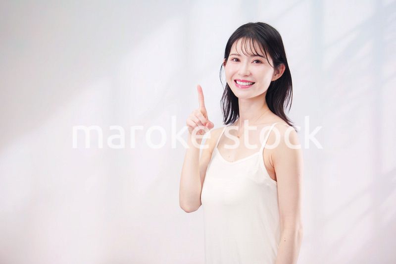 若い女性のビューティーイメージ（シンプル背景）