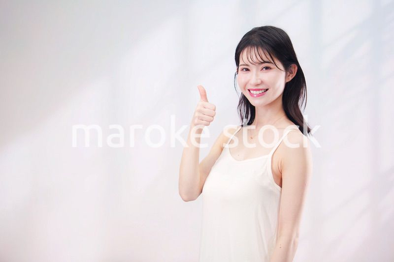 若い女性のビューティーイメージ（シンプル背景）