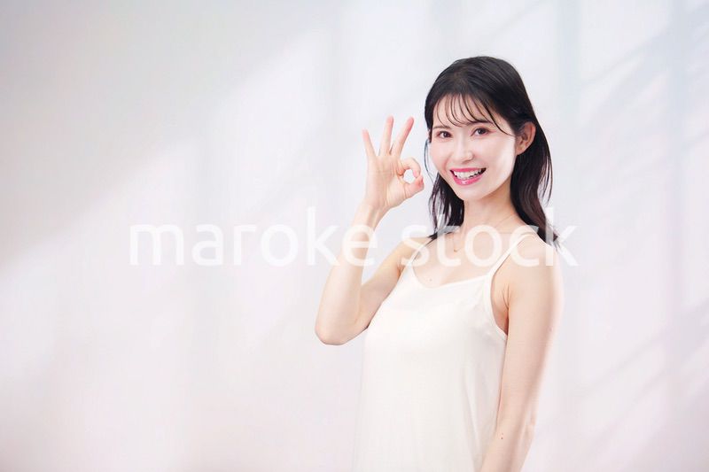 若い女性のビューティーイメージ（シンプル背景）