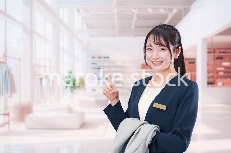 衣料品店で働く若い女性