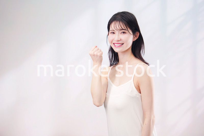 若い女性のビューティーイメージ（シンプル背景）