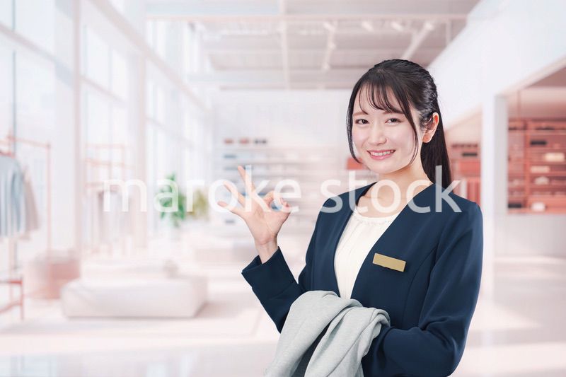 衣料品店で働く若い女性