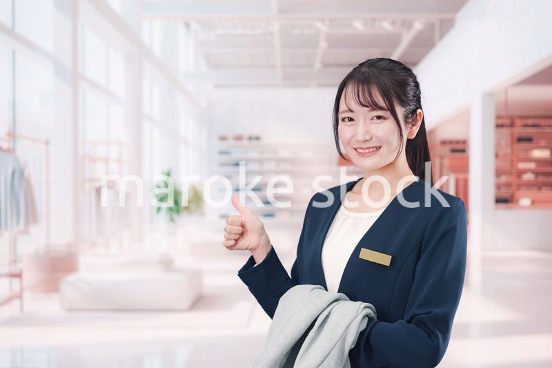 衣料品店で働く若い女性