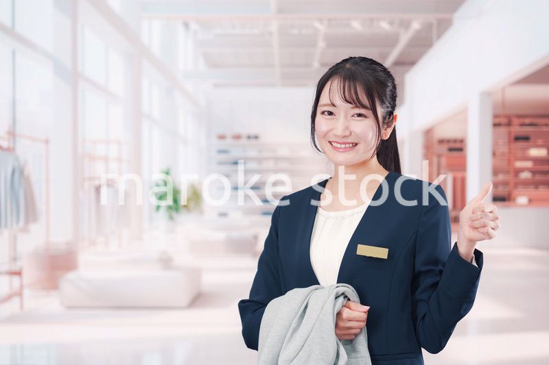 衣料品店で働く若い女性