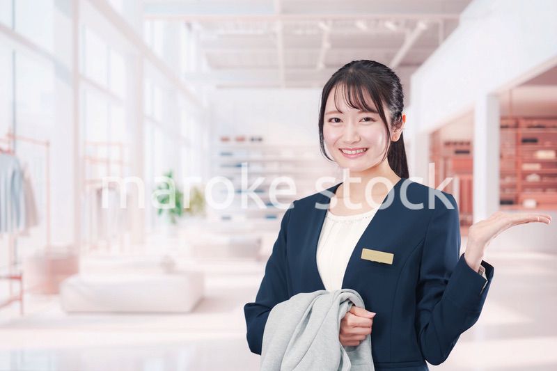 衣料品店で働く若い女性