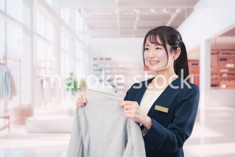 衣料品店で働く若い女性
