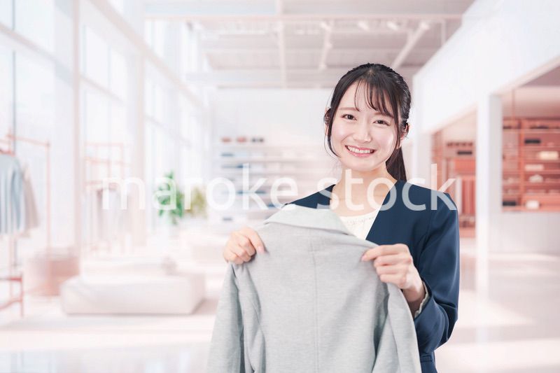 衣料品店で働く若い女性
