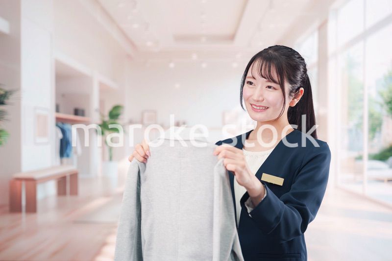 衣料品店で働く若い女性