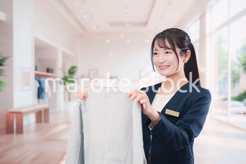 衣料品店で働く若い女性