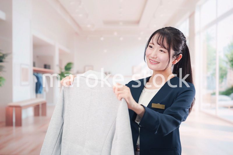 衣料品店で働く若い女性