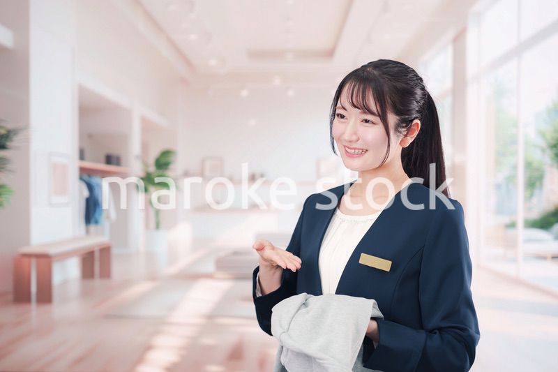 衣料品店で働く若い女性