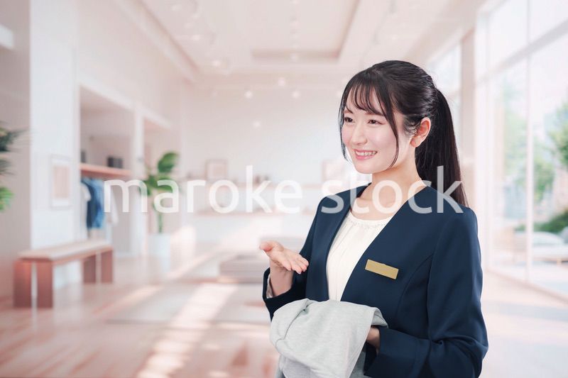 衣料品店で働く若い女性