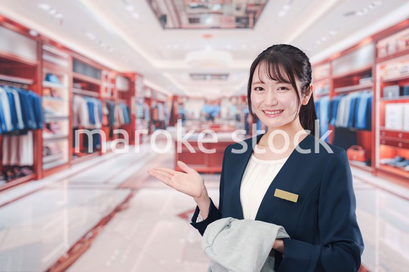 衣料品店で働く若い女性
