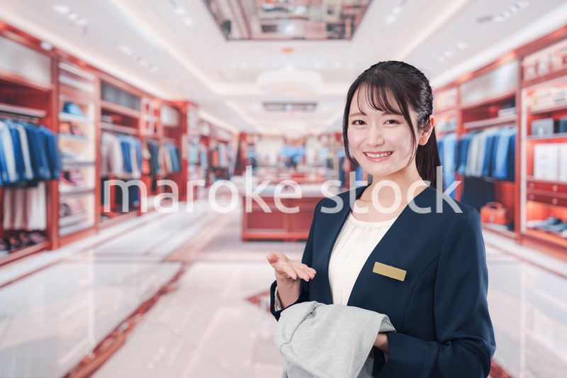 衣料品店で働く若い女性