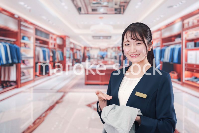 衣料品店で働く若い女性