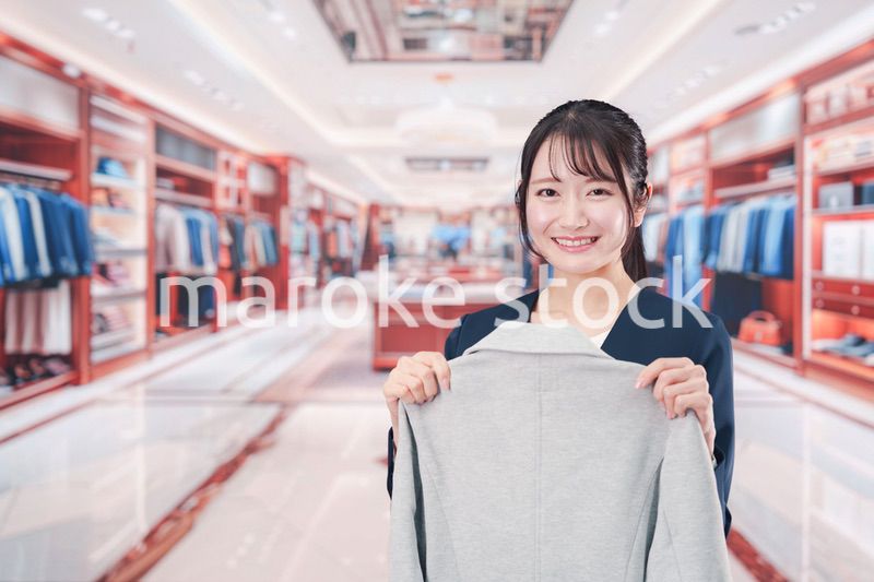 衣料品店で働く若い女性