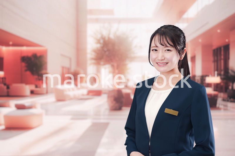 ホテルで接客をする若い女性