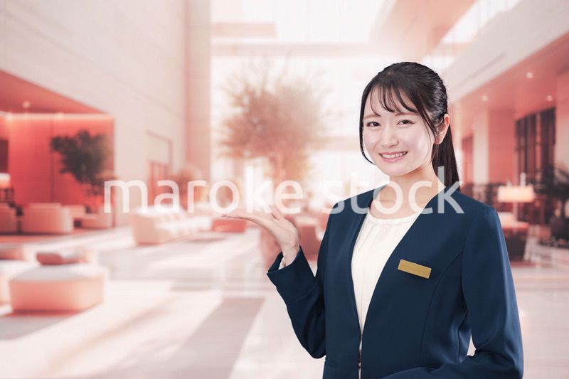 ホテルで接客をする若い女性