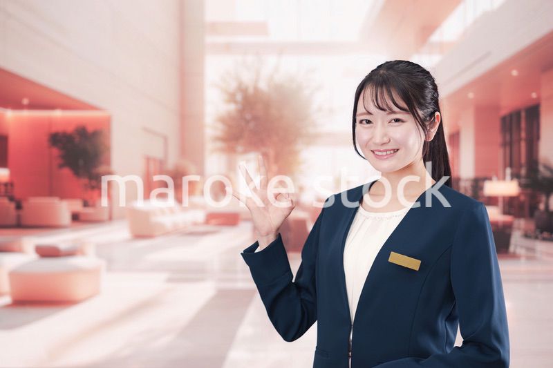 ホテルで接客をする若い女性