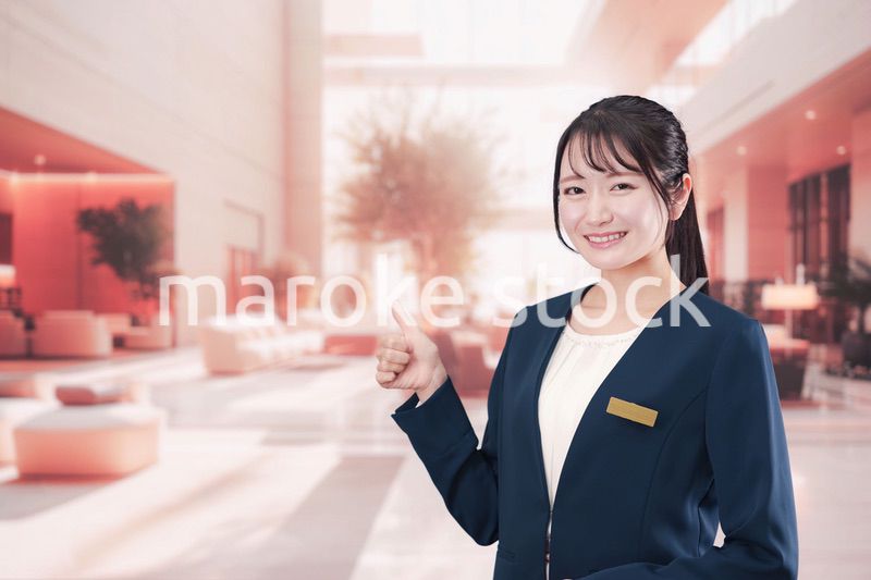 ホテルで接客をする若い女性