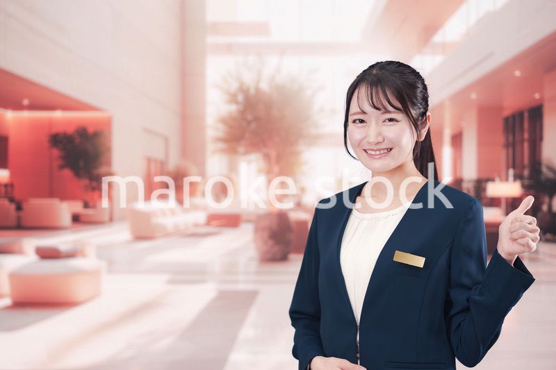 ホテルで接客をする若い女性