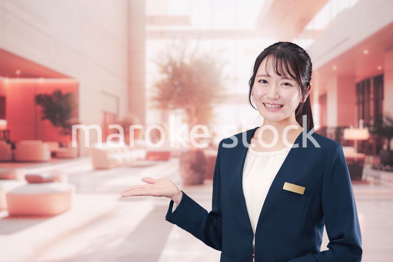 ホテルで接客をする若い女性
