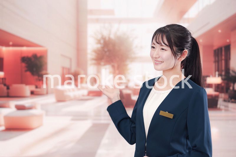 ホテルで接客をする若い女性