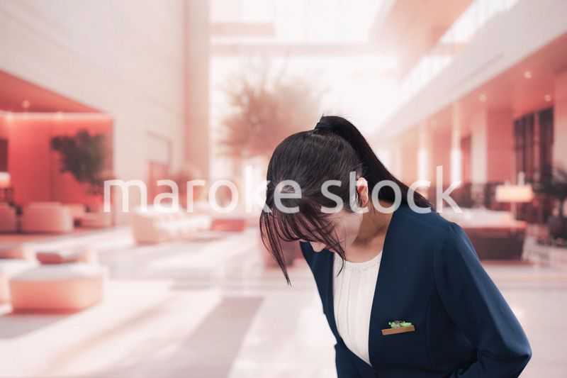 ホテルで接客をする若い女性