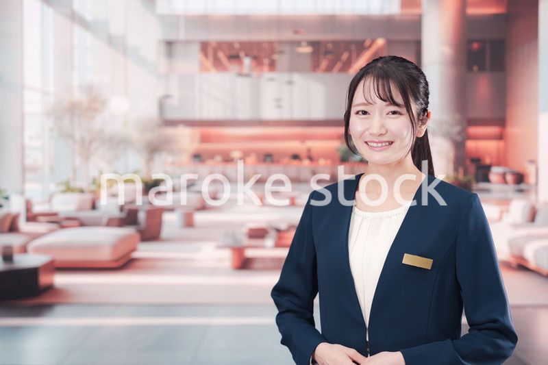 ホテルで接客をする若い女性