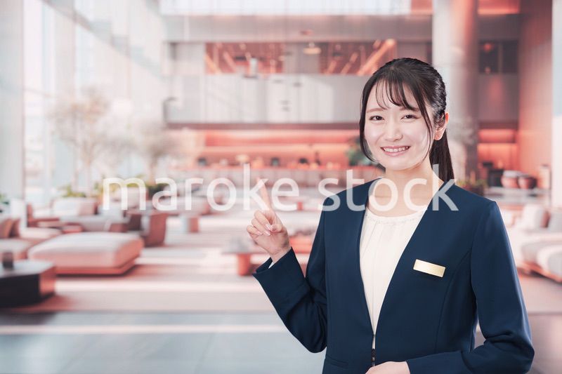 ホテルで接客をする若い女性