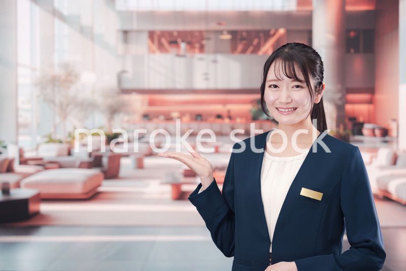 ホテルで接客をする若い女性