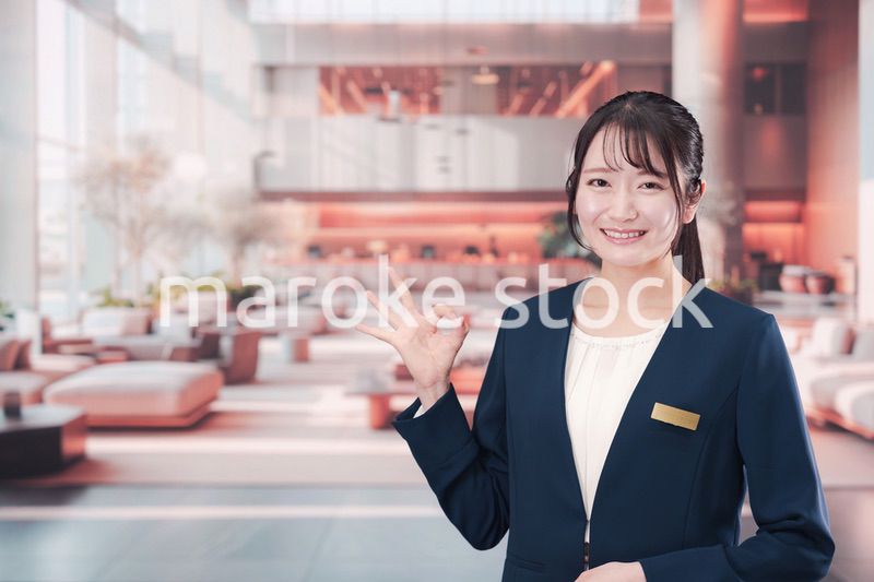 ホテルで接客をする若い女性