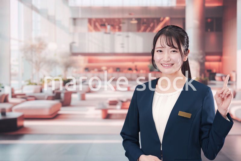 ホテルで接客をする若い女性