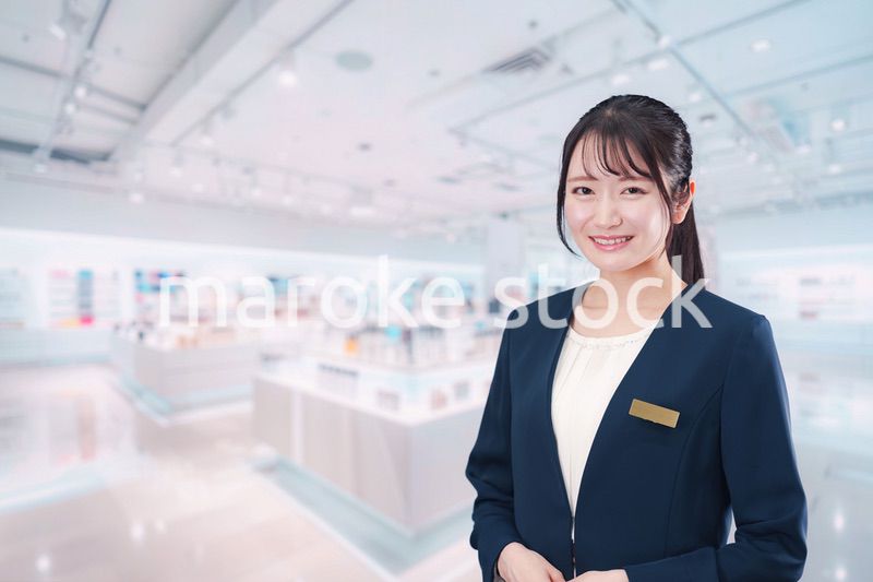 化粧品店で働く若い女性