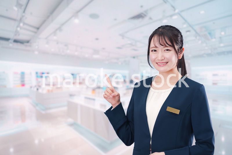 化粧品店で働く若い女性