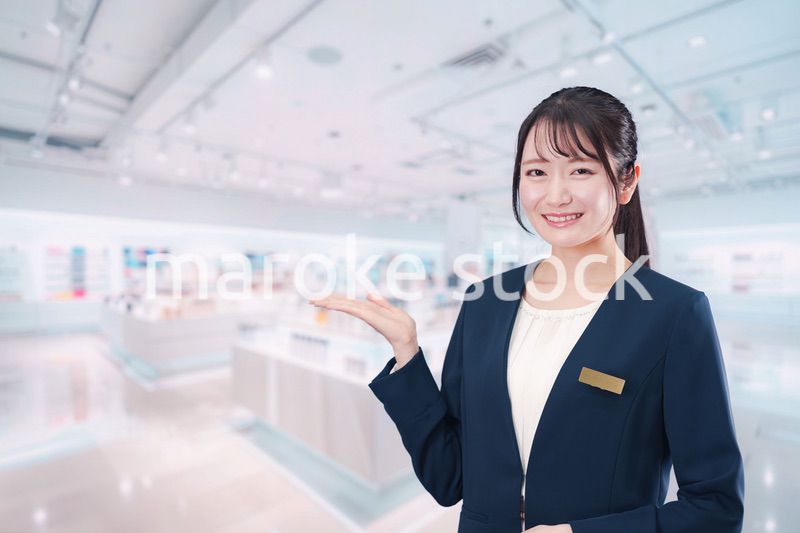 化粧品店で働く若い女性