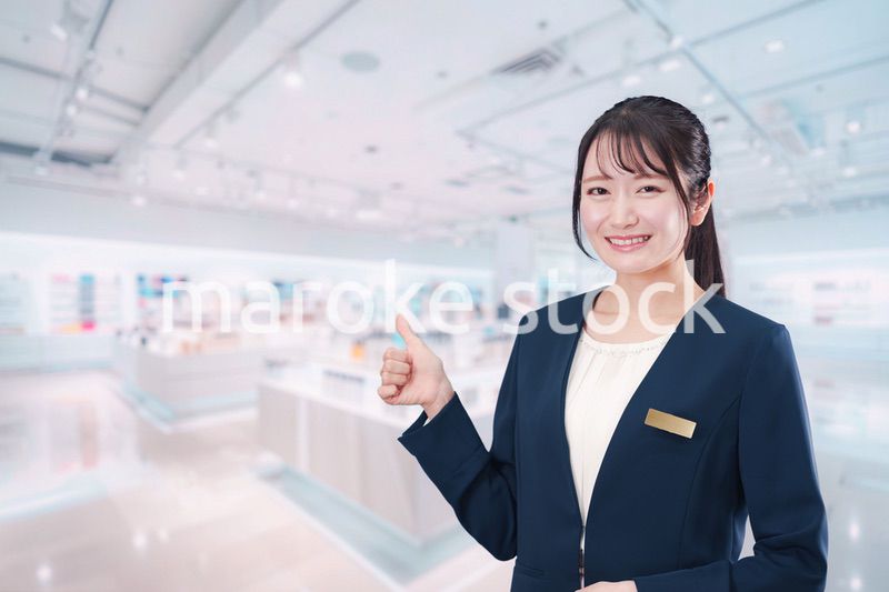 化粧品店で働く若い女性